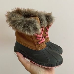 Old Navy faux fur snow boots size 9 pink details